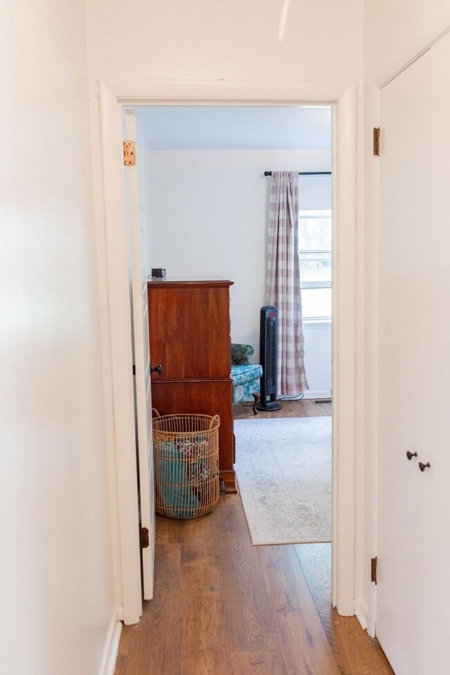 Building Photo - Beautiful 3 bedroom 2 bathroom brick home ...