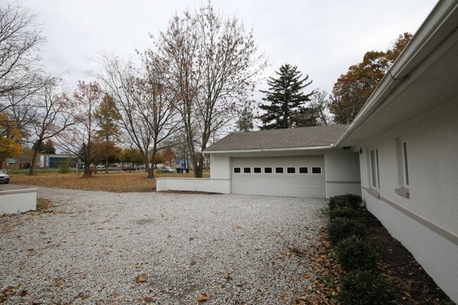 Building Photo - 3191 E Broad St