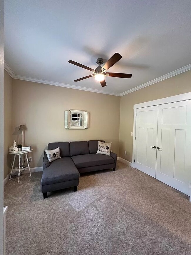 Building Photo - Stunning 3-Bedroom Home with Deck, Patio & Large Yard in Kodak, TN