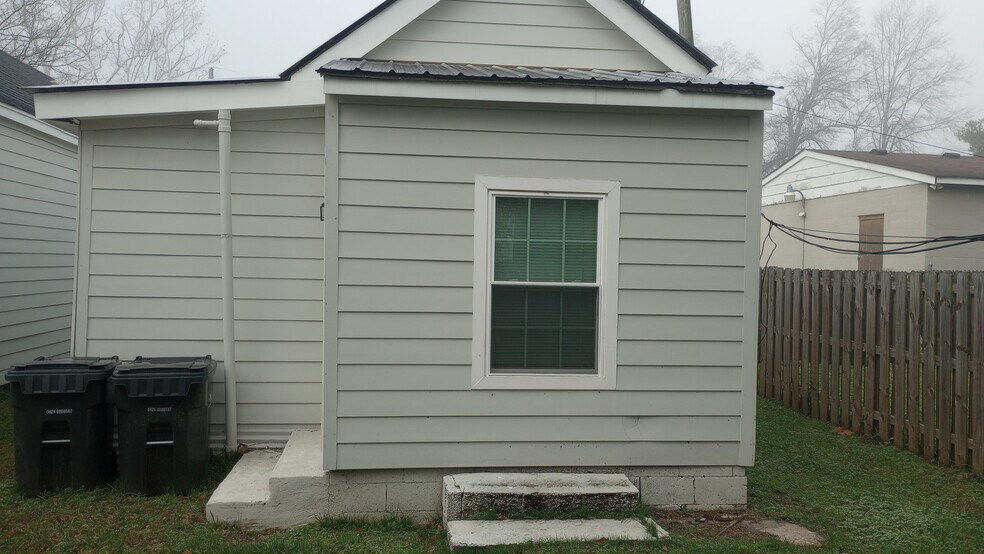 Building Photo - 1920 Walker St