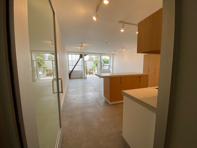 Building Photo - 615 Hampton Dr