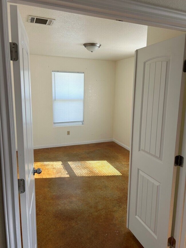 Building Photo - 486 Bridle Path
