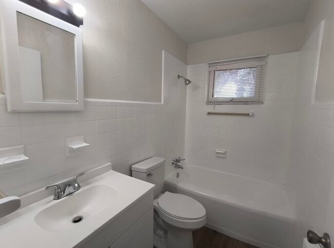 Building Photo - Newly Updated 3 Bedroom, 1 bath home!