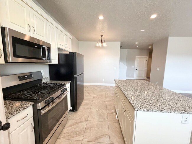 Building Photo - 355 W 200 S