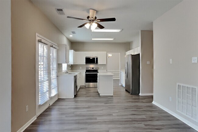 Building Photo - 814 Hyacinth Pl