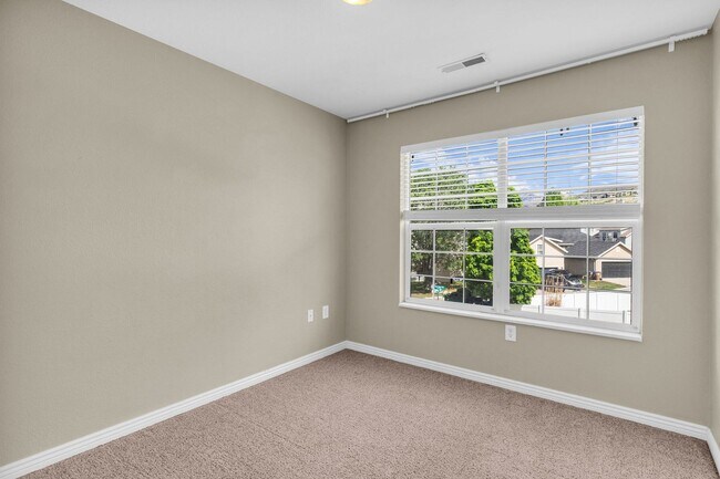 Building Photo - 3 Bed Draper Townhome with Views