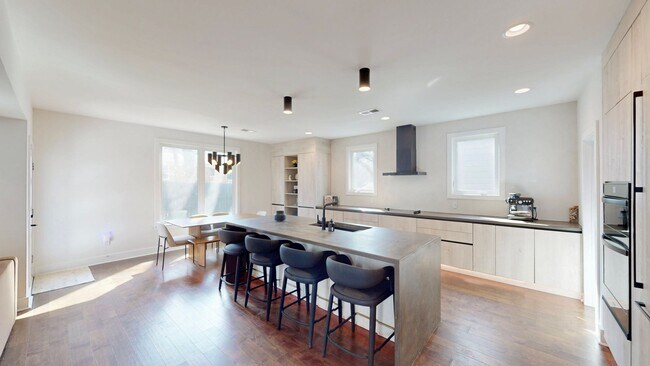 Building Photo - 1220 Lomax Ave