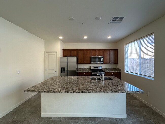 Building Photo - Beautiful Sun Valley Townhome!