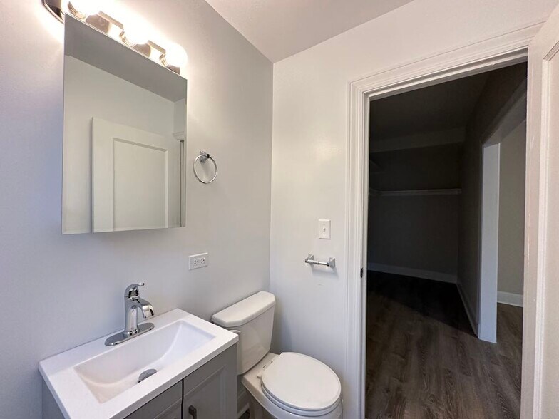 Building Photo - 3335 W Diversey Ave