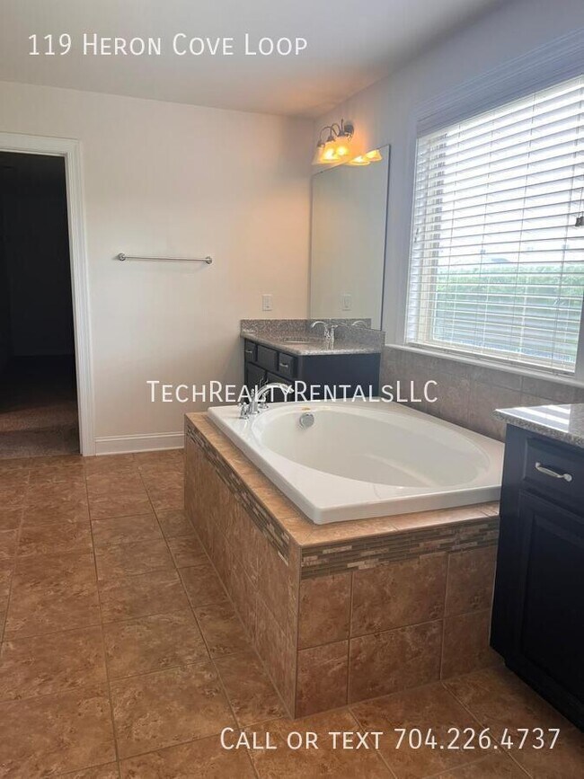 Building Photo - 119 Heron Cove Loop