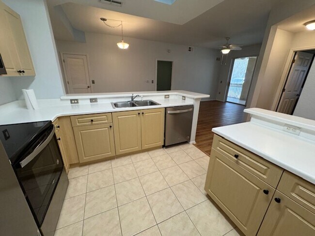 Building Photo - 2 bedroom 2 bathroom Condo In Enclave at C...