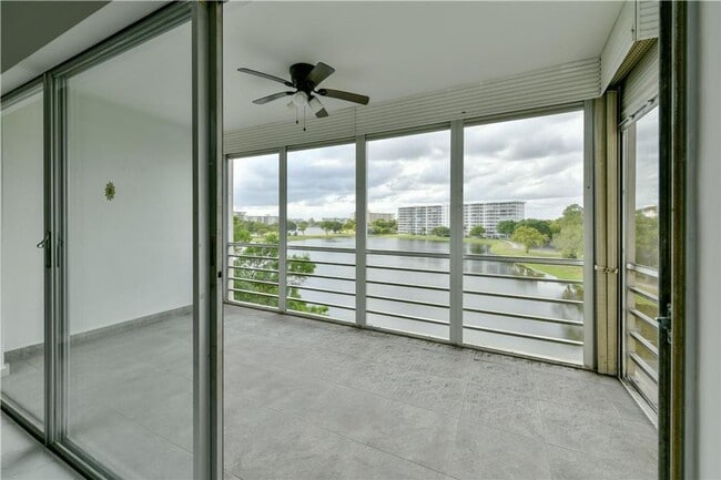 Building Photo - 2751 N Palm Aire Dr