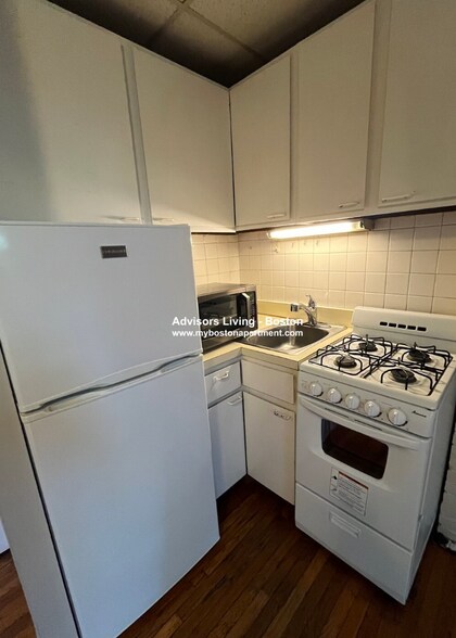 Primary Photo - 121 Charles St