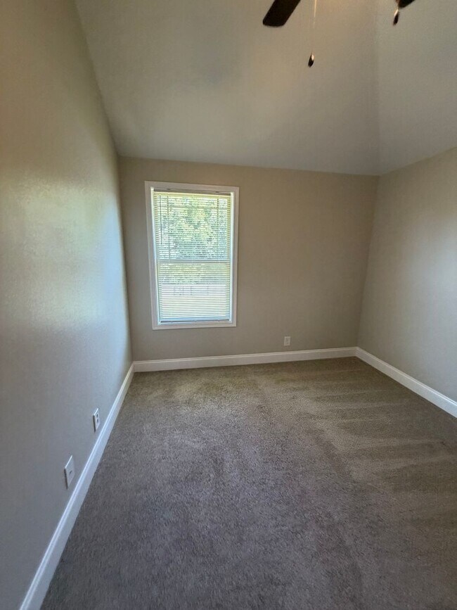 Building Photo - Large 4 Bedroom 2 1/2 Bath Pet Friendly Home For Rent!