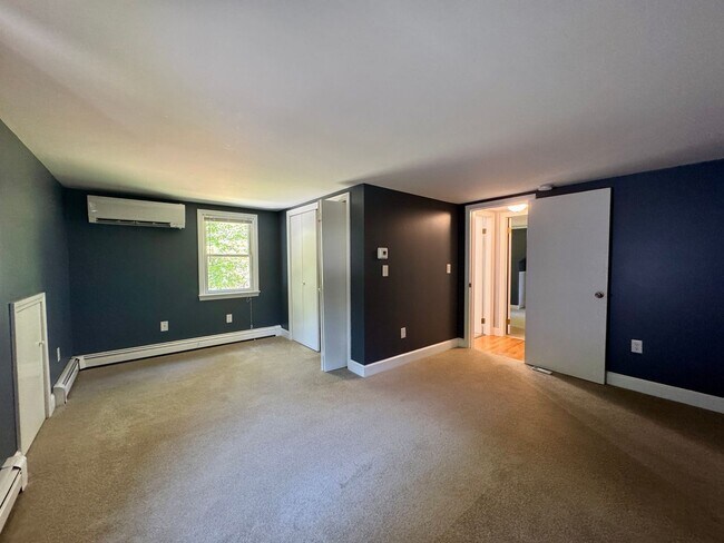 Building Photo - $3,195 Spacious 4BD/2BA Home w/Fenced Back...