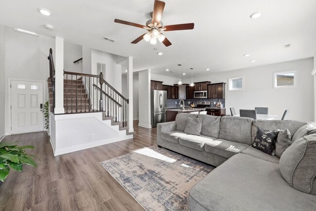 Building Photo - 3 Bedroom 2 1/2 Bath Home For Rent Near Post!