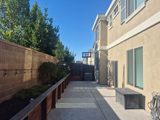 Building Photo - Beautiful 3 Bedroom 2.5 bath home with loft.