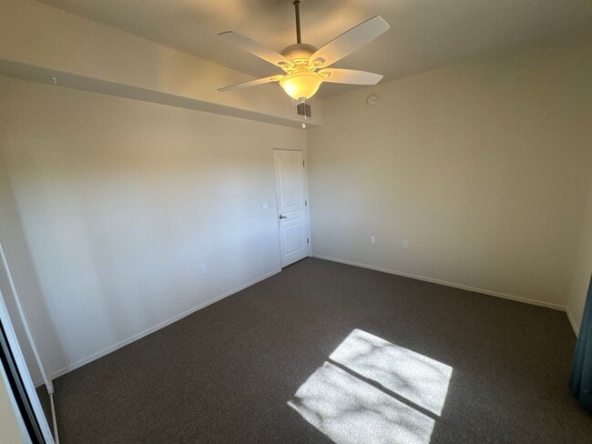 Building Photo - 9731 E Kleindale Rd