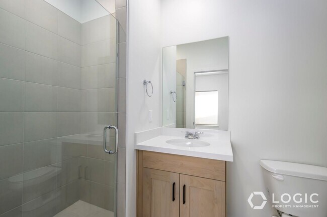 Building Photo - Beautiful Townhome in Herriman UT