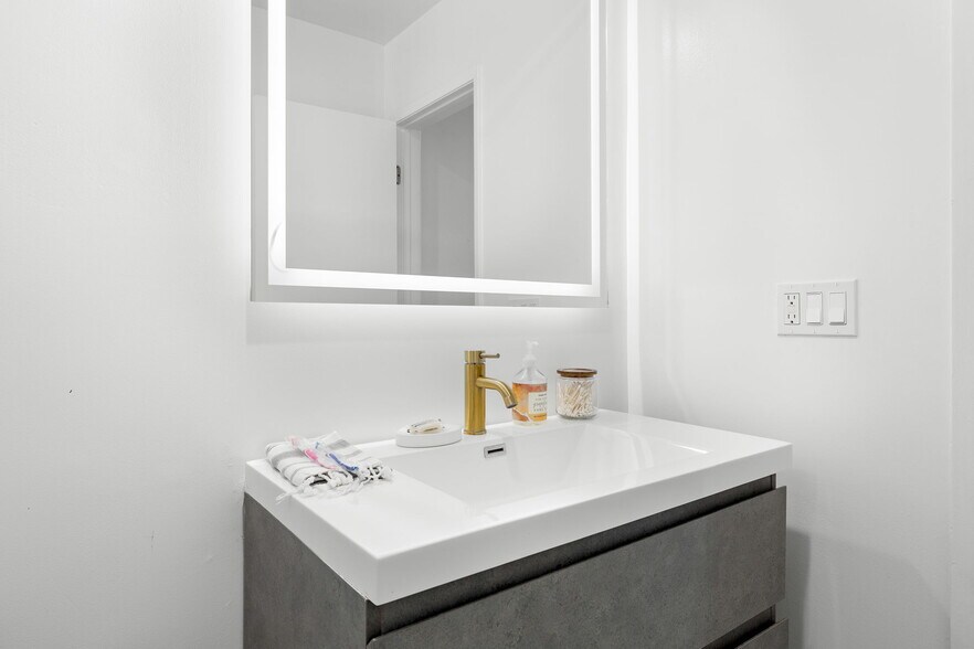 Building Photo - 321 N Gertruda Ave