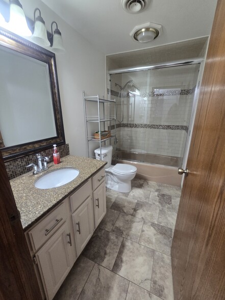 Building Photo - 8145 S White Oak Dr