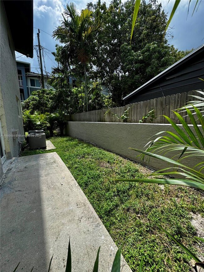 Building Photo - 1460 SW 24th Ct