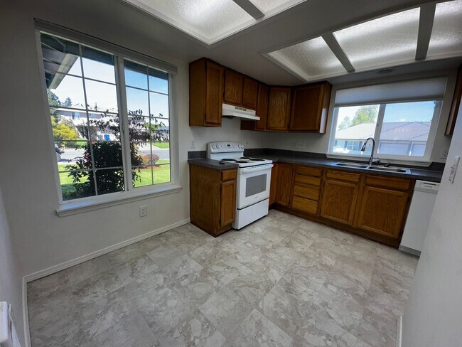 Building Photo - Recently Renovated Two Bedroom Two Bath Duplex