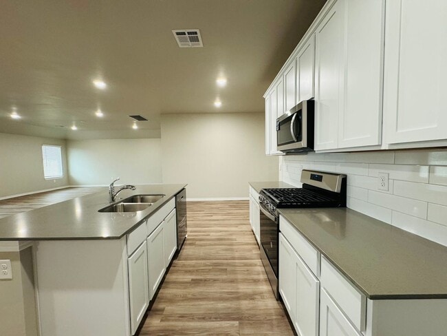 Building Photo - Deer Creek Schools + 4 Bedrooms + Newer Home in The Falling Springs Addition