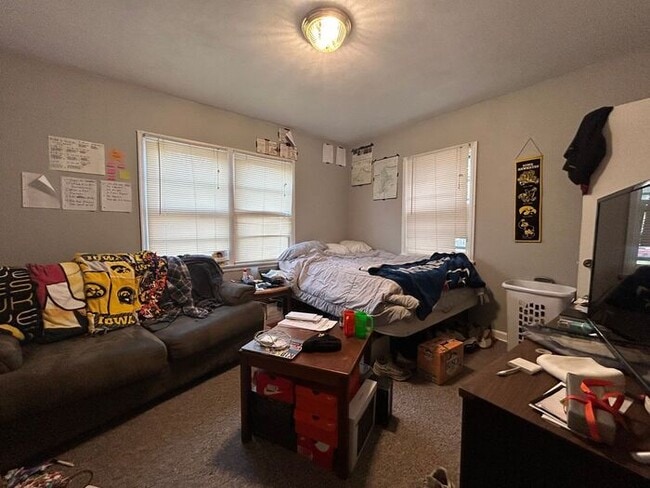 Building Photo - $2,100 | 4 Bedroom, 1 Bathroom Multi Floor...