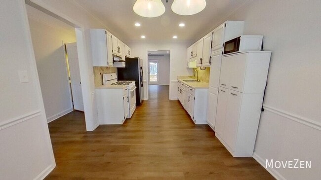 Building Photo - 5622 Darrow Dr