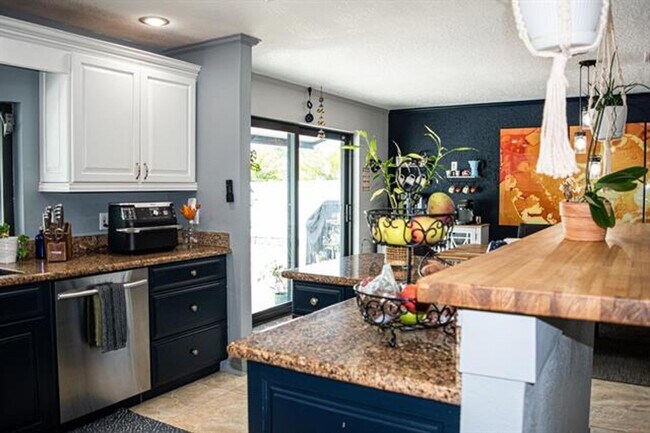 Building Photo - 5432 Sandhurst Cir S