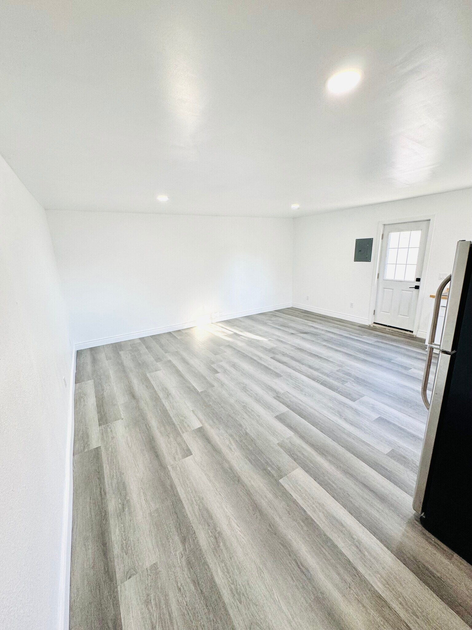 Building Photo - 525 Sycamore Pl