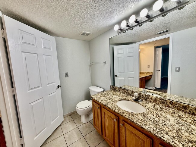 Building Photo - 271 SW Palm Dr