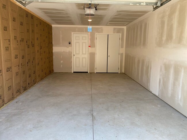Building Photo - 3 Bedroom 2 bath Duple with Garage - Close...