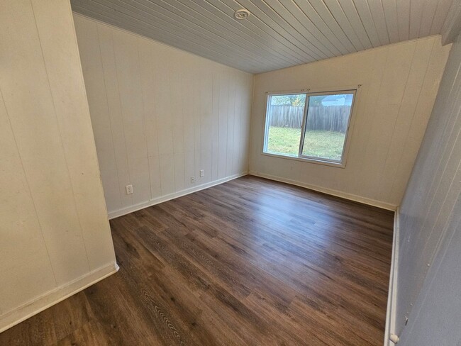 Building Photo - 3 Bedroom 1 Bathroom Home with attached ga...