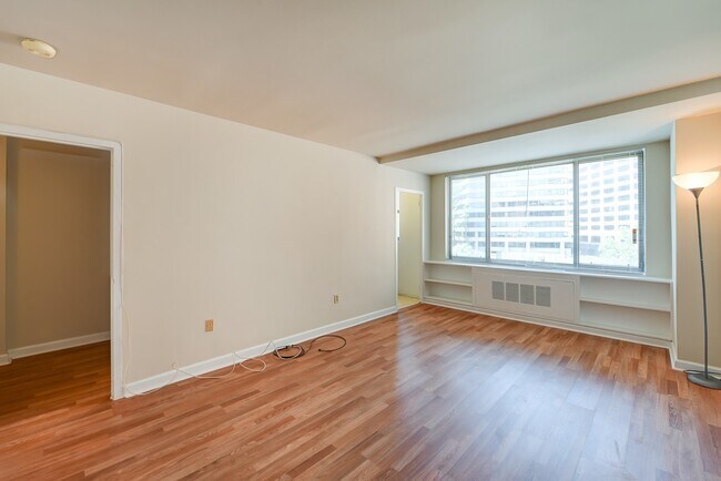 Primary Photo - Spacious & Bright Studio at River Place North