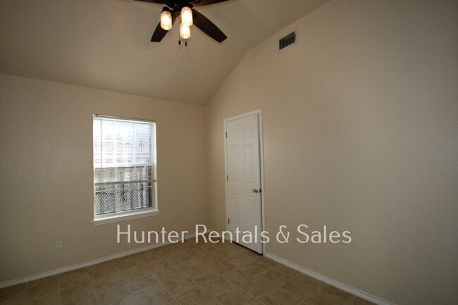Building Photo - Spacious Three-Bedroom!