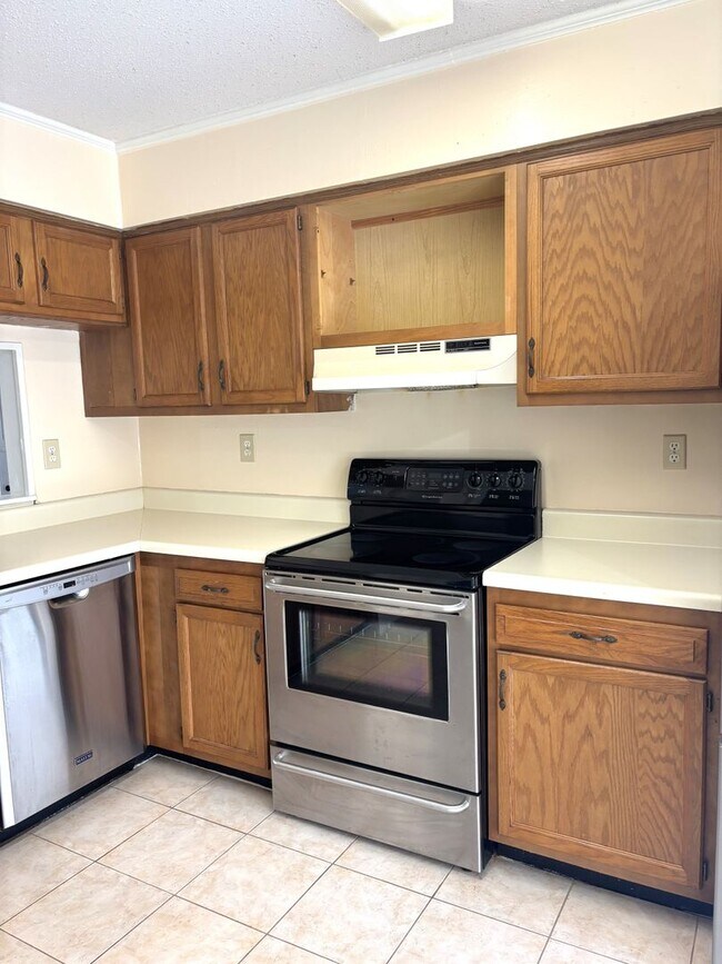 Building Photo - Two bed / Two bath condo off Grelot Road