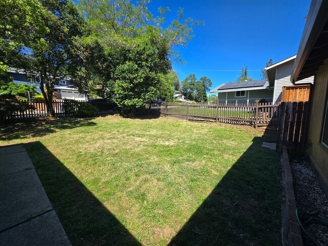 Building Photo - Freshly updated 3-bedroom, 2-bath home