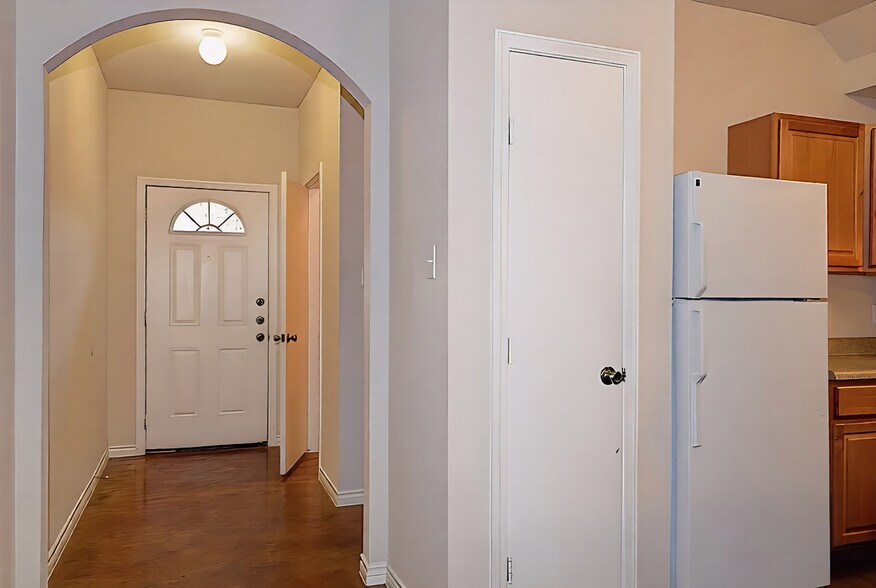 Building Photo - 7818 Kingsbury Wood