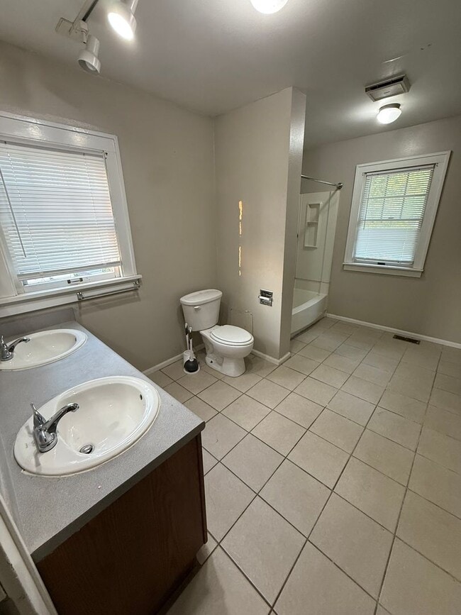 Building Photo - 3 bedroom 1.5 bath