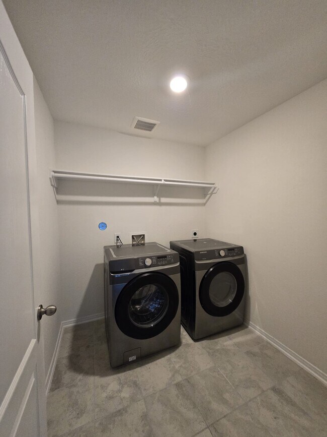 Building Photo - 25223 Sierra Mnr Ct