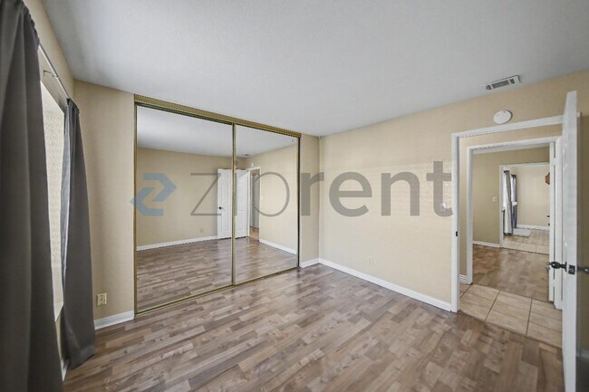 Building Photo - Unit
