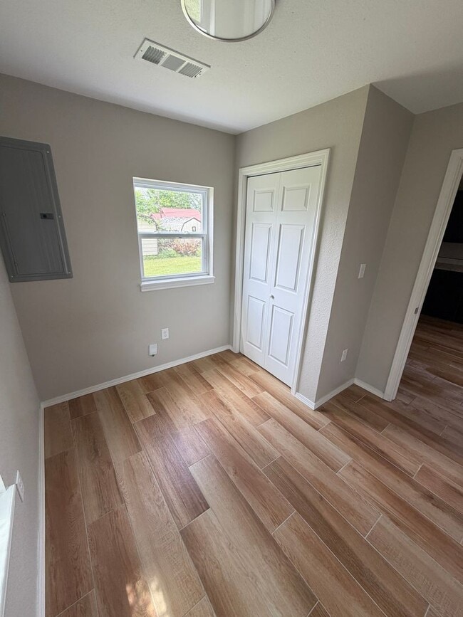 Building Photo - 2 BEDROOM 1 BATH HOUSE ALL ELECTRIC TILE FLOORING CENTRAL HEAT & AIR STACK WASHER/DRYER INCLUDED