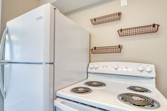 Building Photo - 2 bedroom 1 bath condo - Hampstead