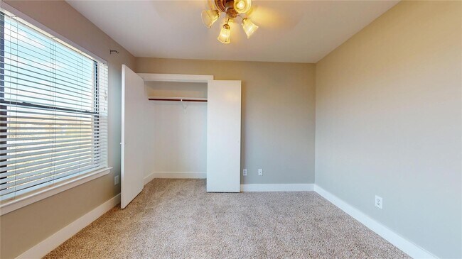 Building Photo - 8715 Meadowcroft Dr