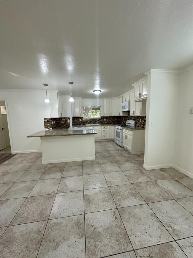 Building Photo - 440 N Homsy Ave