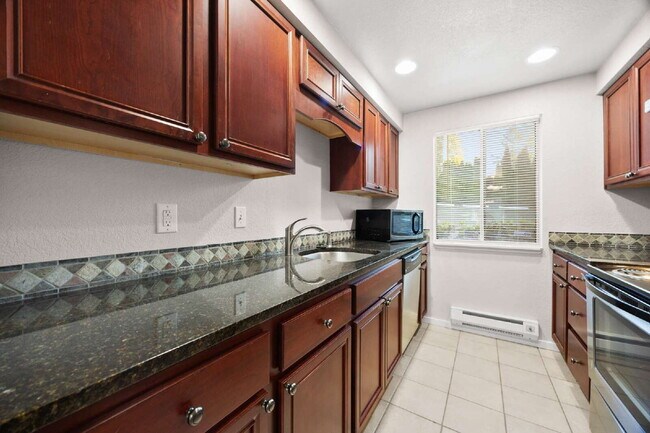 Building Photo - TOWNHOUSE IN KENT! Two story condo/townhouse 2 bedroom 1.5 bathroom TOWNHOUSE in Kent at Colonial...