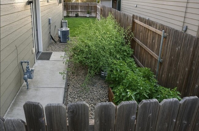 Building Photo - 3 Bedroom, 2.5 Bathroom Medford Home