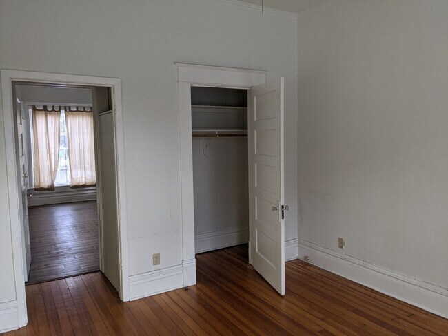 Building Photo - AVAILABLE NOW!  4-bedroom, 2-bath house across from Kinnick!